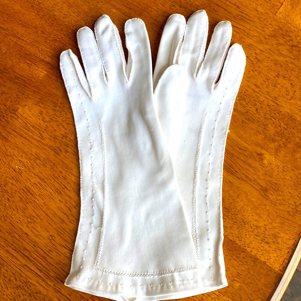Vintage white long fancy dress gloves. Details on outside of gloves. Fits sm-med
